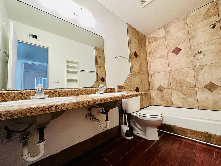 1 and 2 Bedrooms Great Location with Community Pool and Onsite Laundry! 1/2 of Mile from U of A — Photo 33