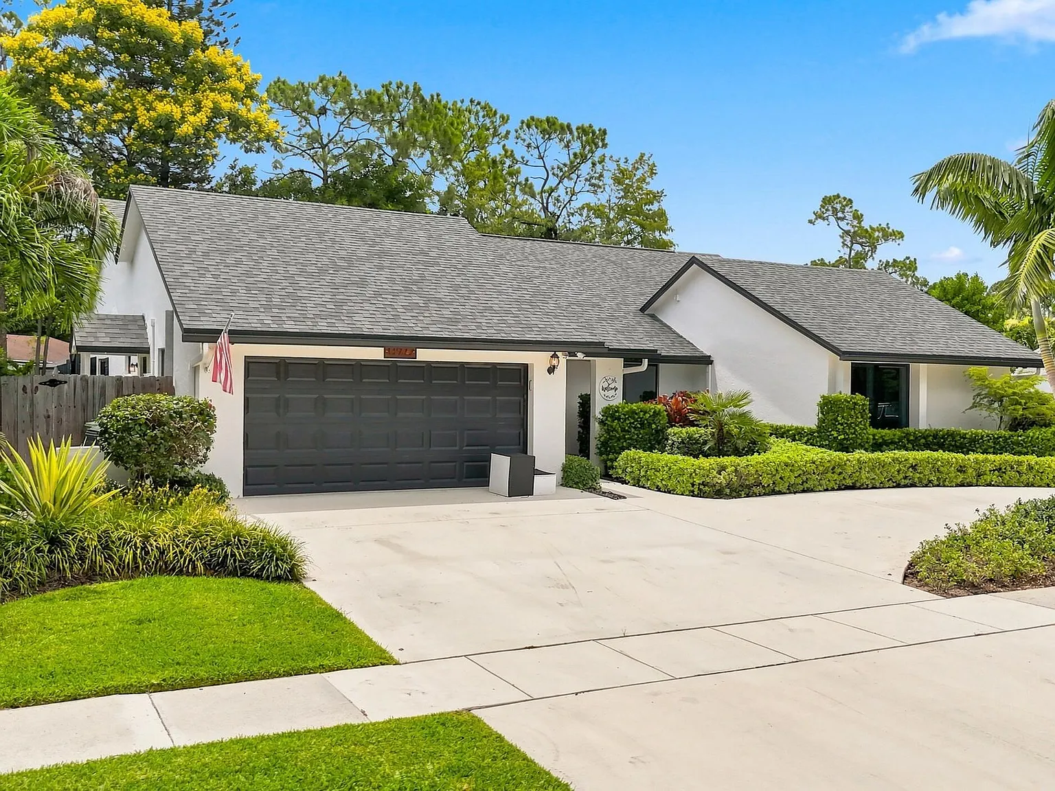 4 bed, 2.5 bath, 2306 sqft, $8,000 — Photo 2