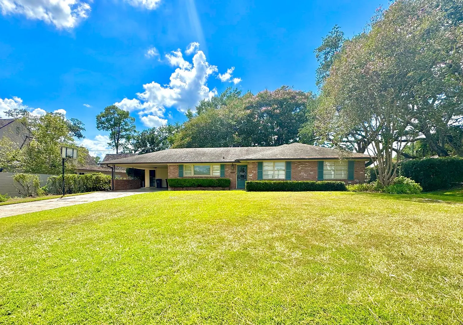 Spacious 3 bed 3 bath Home in Jefferson Place Subdivision — Photo 2