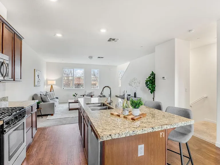 10946 International Dr — Photo 12