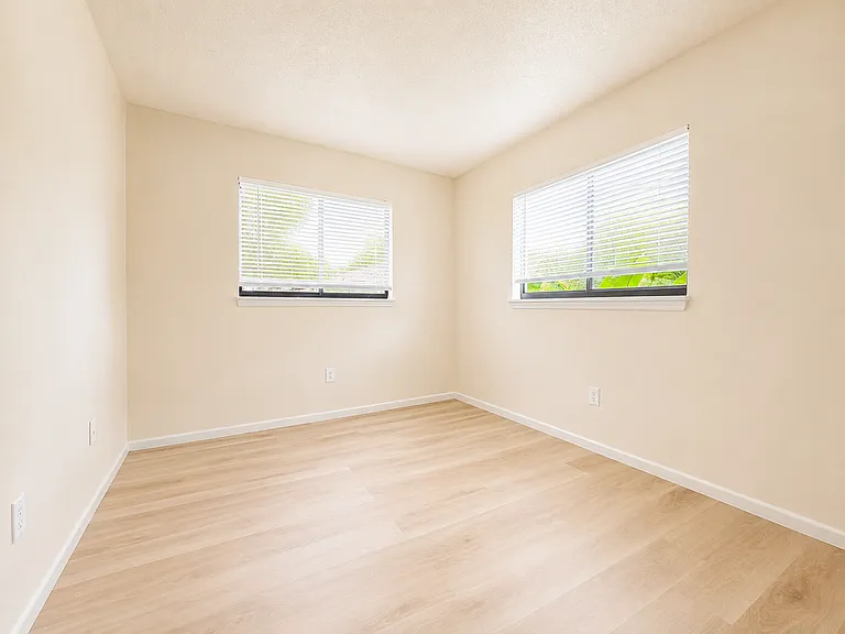1070 Lee Ave — Photo 6