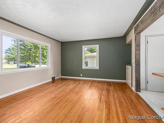 3rd image of 3728 Fitzhugh Ave NE