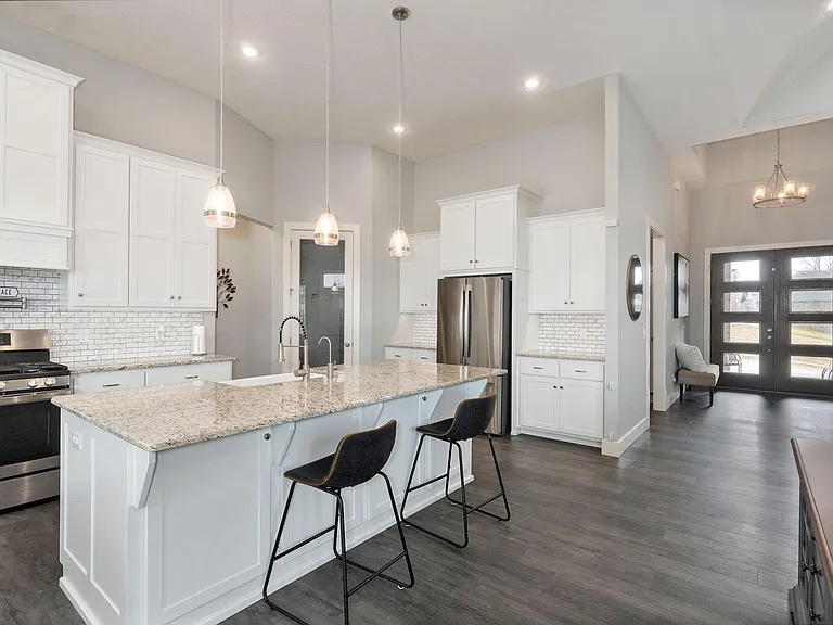 129 N Glengary Dr — Photo 2