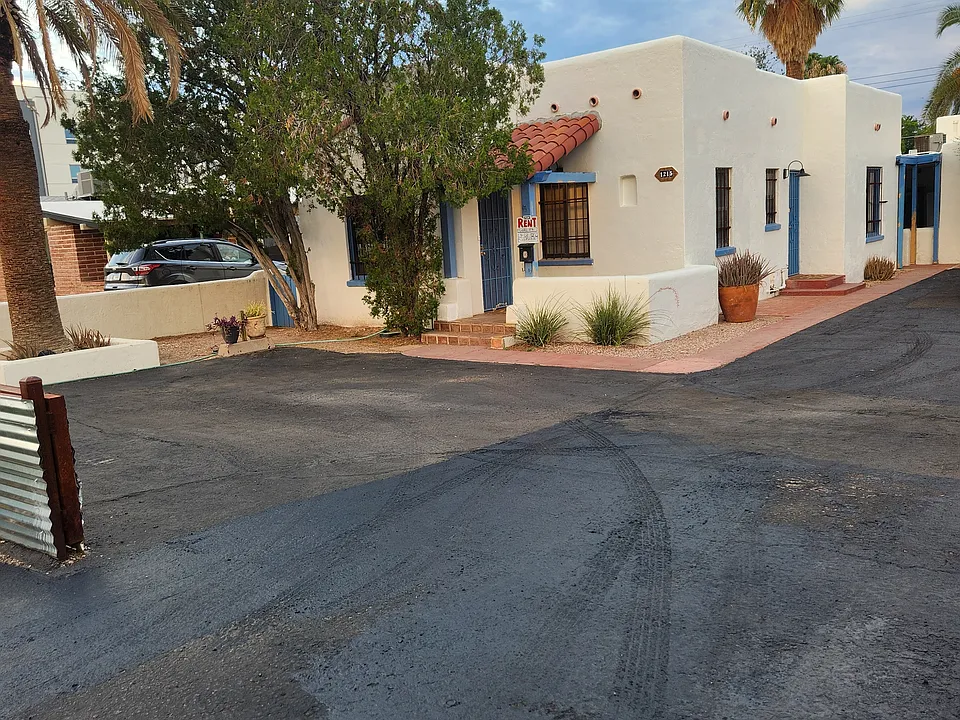 1215 E Mabel St
