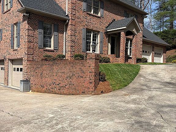 3rd image of 236 Robinwood Cir NE