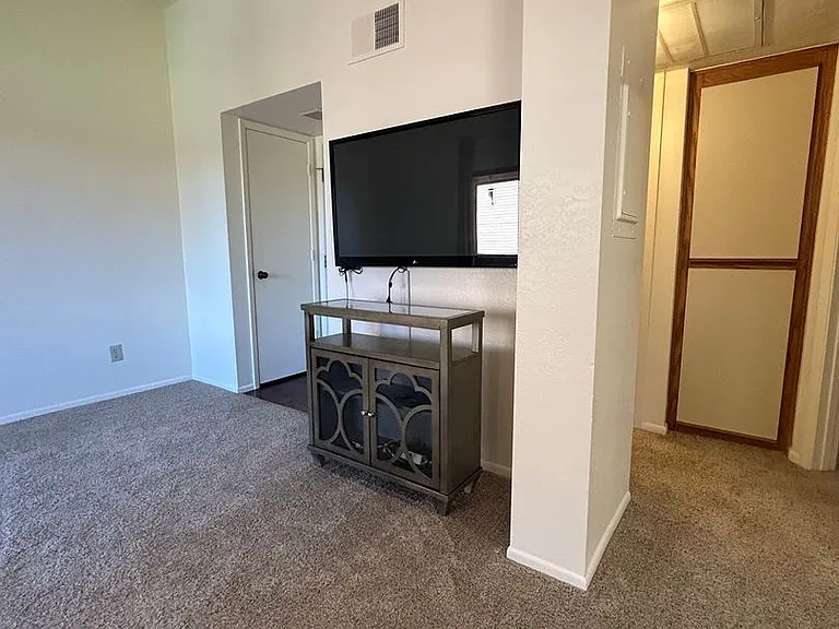 1698 W Wood Bridge Ct — Photo 3
