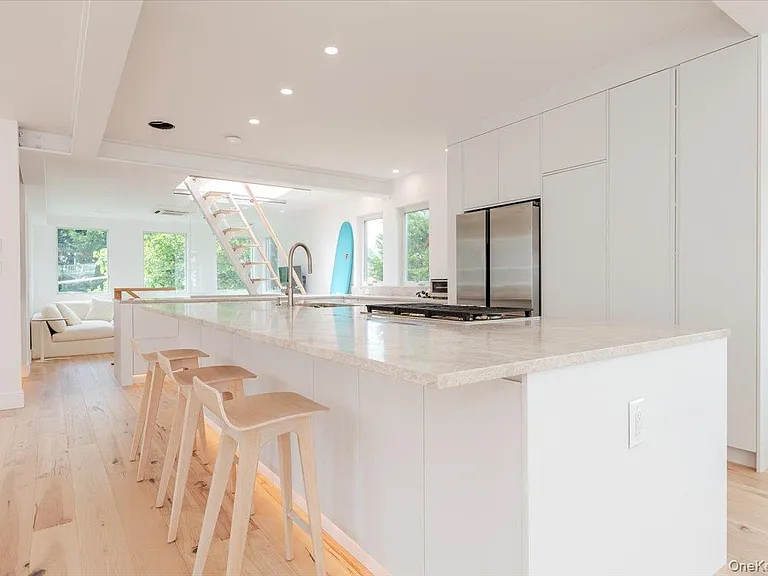 2105 Bay Blvd — Photo 8