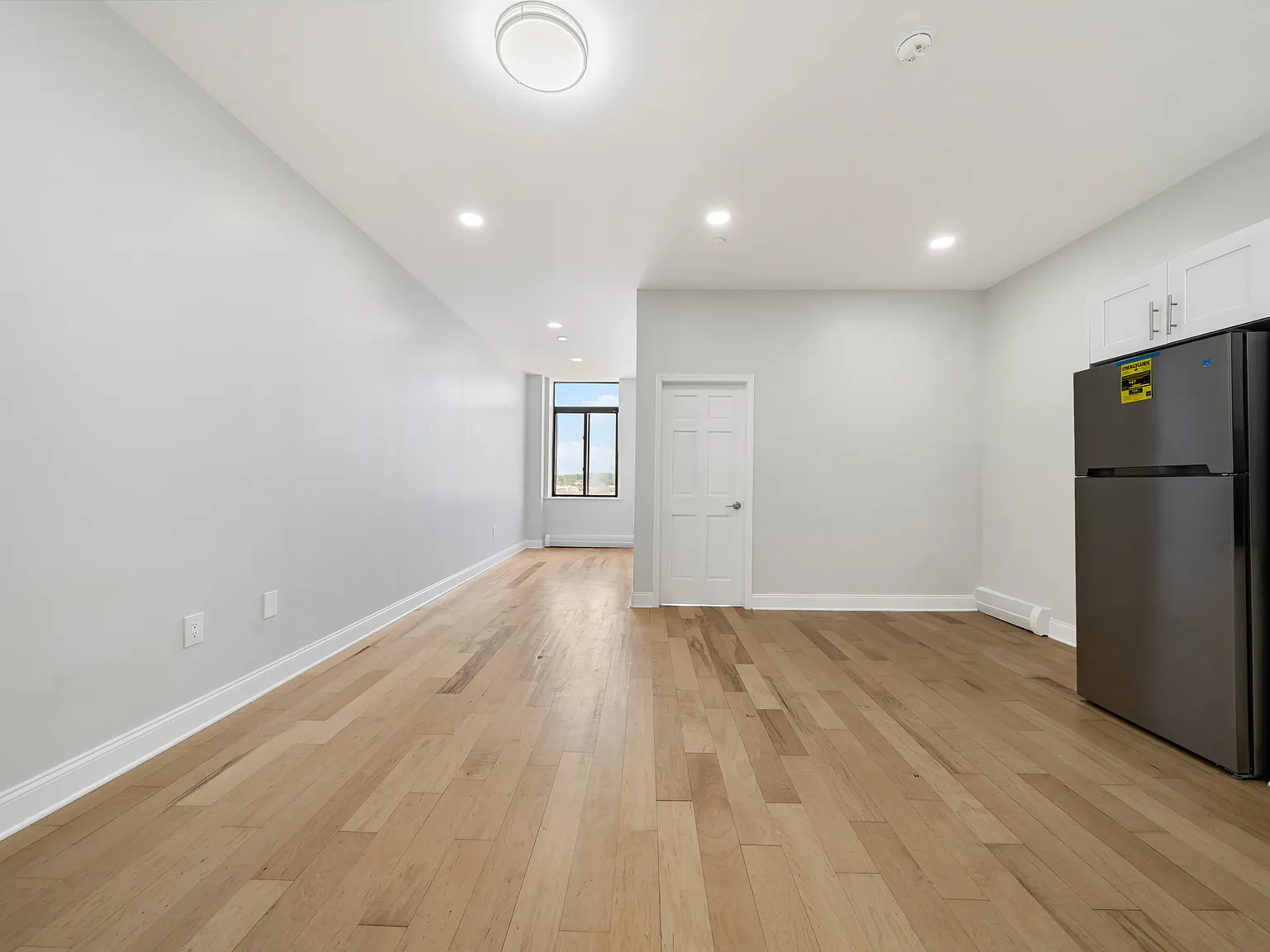 714 Seneca Avenue — Photo 2