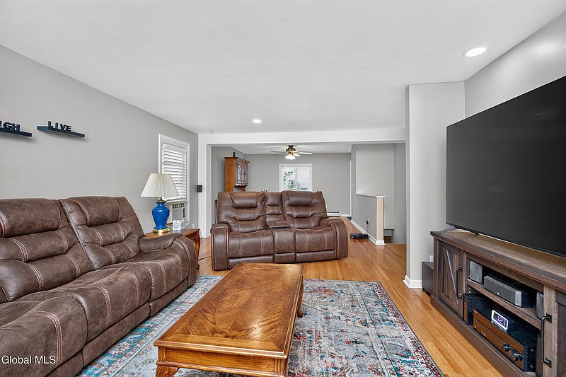 3rd image of 809 Thompson Street