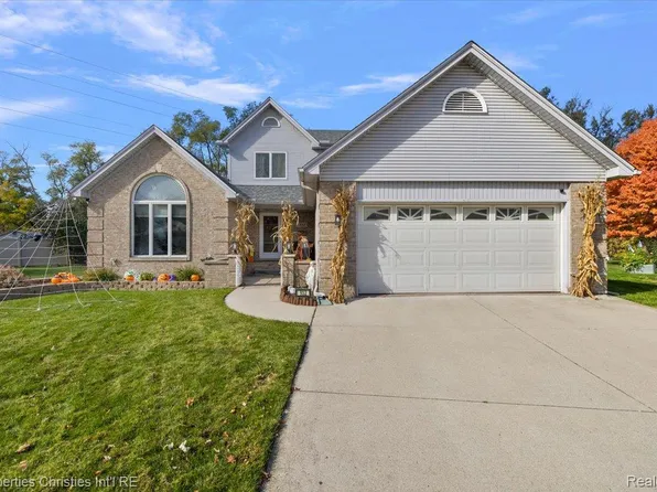 932 River Ct, Wyandotte, MI 48192