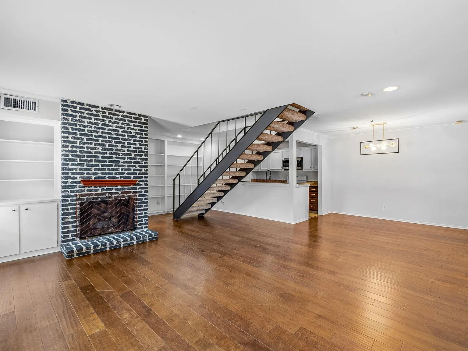 2 bed, 2.5 bath, 1300 sqft, $2,300 — Photo 2