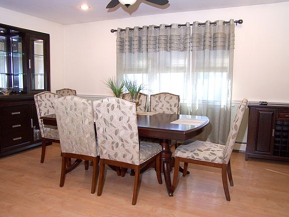 5th image of 348 Seaford Ave