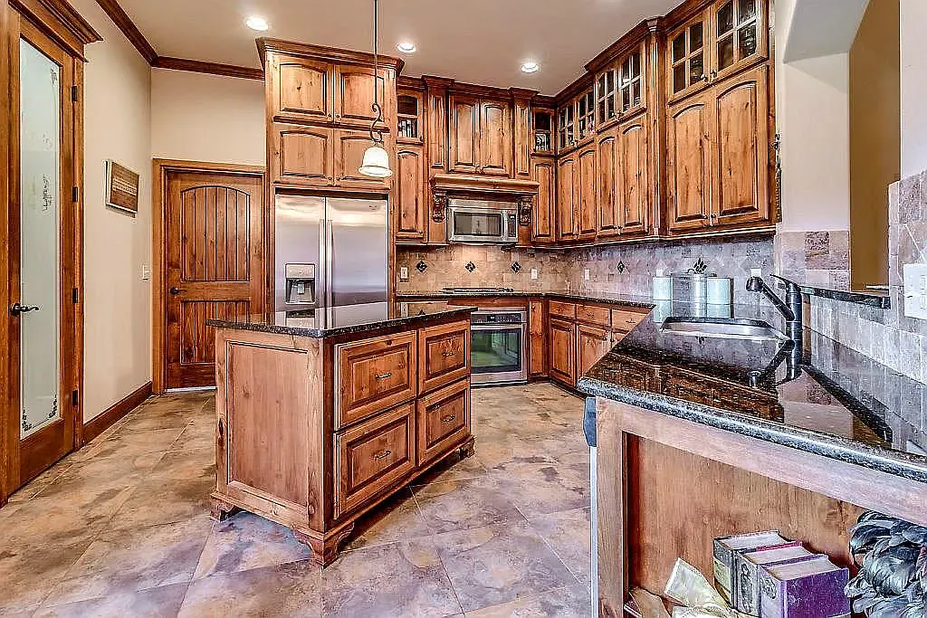 3 bed, 2341 sqft, $2,400 — Photo 3