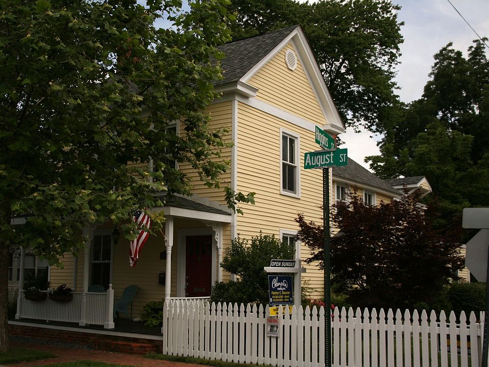 Quiet tree lined August St., 2 blocks from downtown