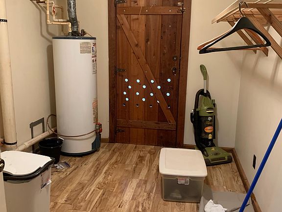 4th image of 10635 Rainbow Dr W
