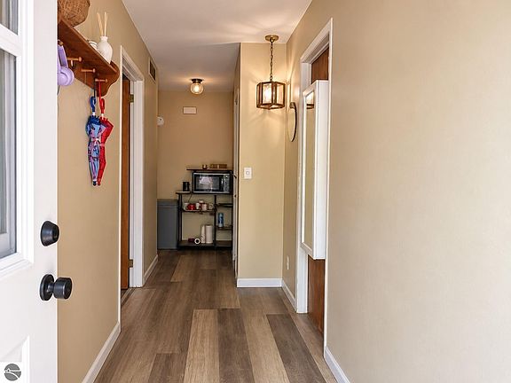 2nd image of 128 W Ridge Cir