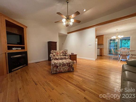 4th image of 241 Woodrun Dr