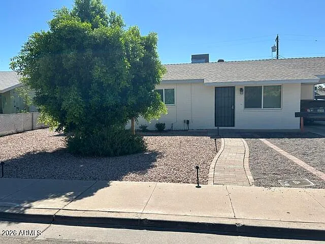 3 bed, 2.0 bath, 1008 sqft, $2,050 — Photo 2
