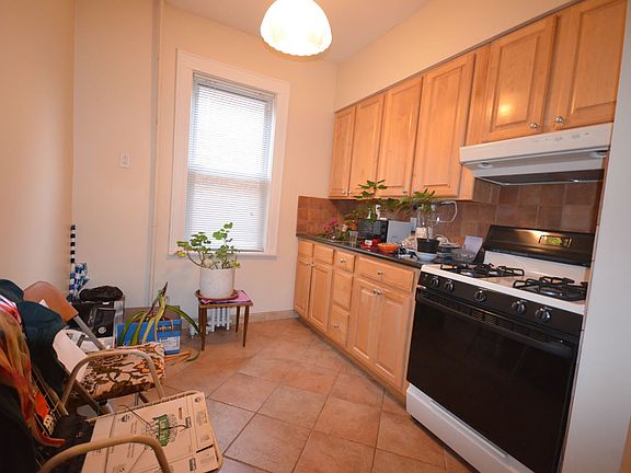 3rd image of 8527 Parsons Blvd