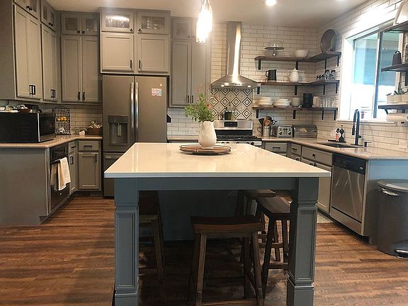 3rd image of 2637 Ravenwood Dr