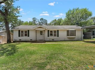 611 E 5th St, Cameron, TX 76520