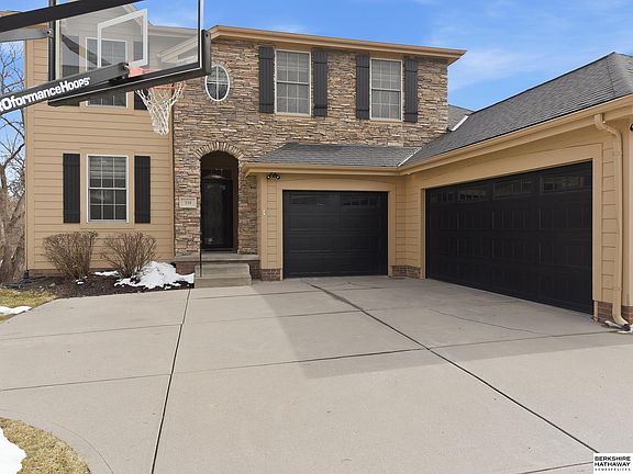 3rd image of 559 S 182nd St