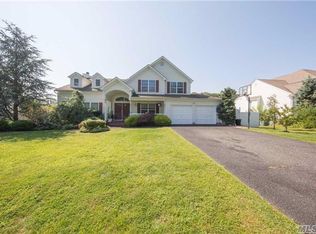 94 Conklin Ave, Wheatley Heights, NY 11798