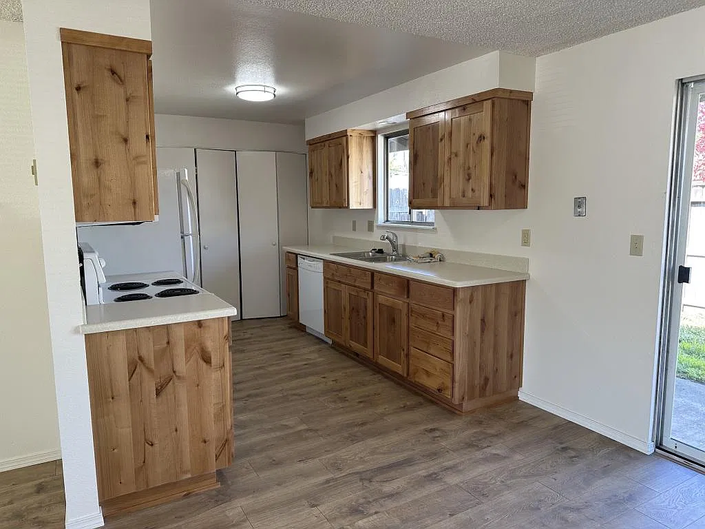 1420 SE N St, Unit B — Photo 4