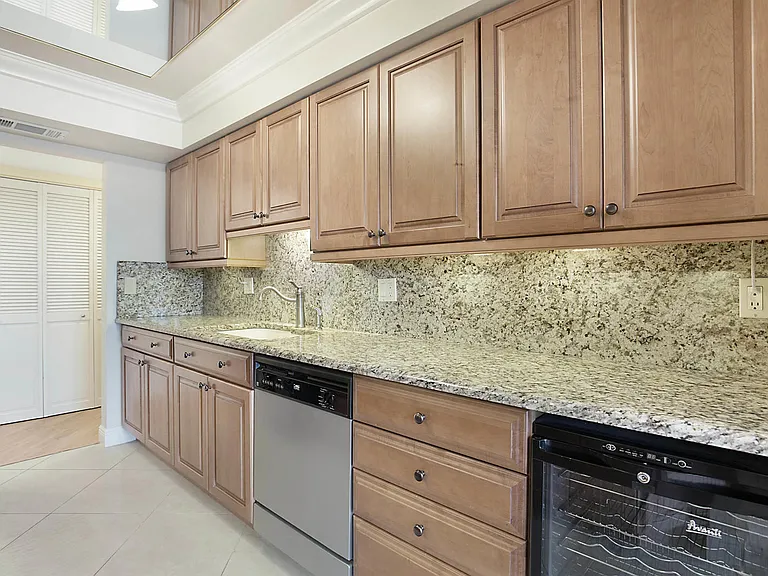 800 Jeffery St #409 — Photo 1