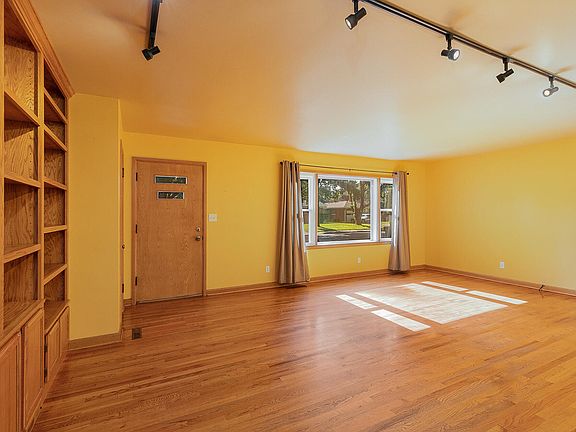 3rd image of 1909 S Pickwick Avenue