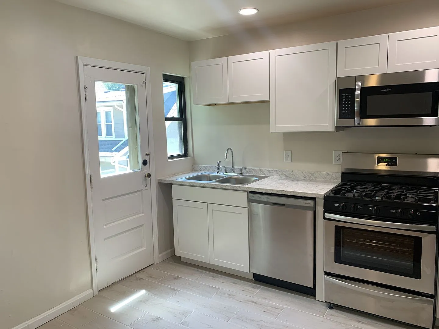 2919 Victoria Avenue — Photo 4