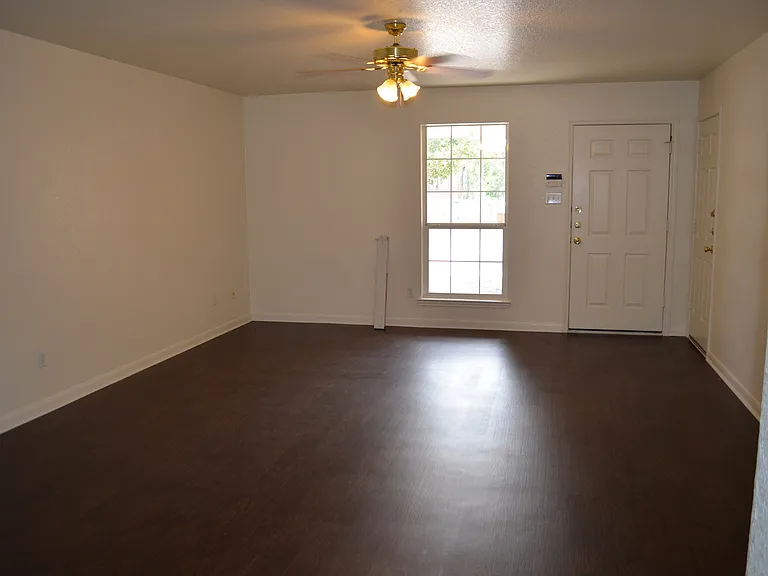 2208 Wildewood Dr — Photo 10