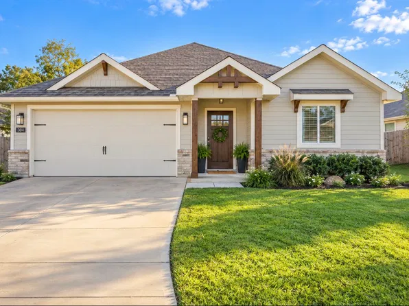 104 Arrowhead Dr, Sanger, TX 76266