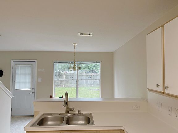 4th image of 16119 Wisteria Hill St