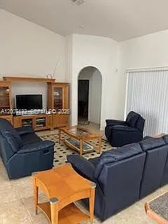 4 bed, 3.0 bath, $2,500 — Photo 3