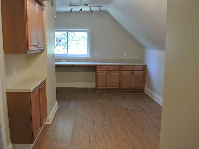 One and Two Bedroom Apartment Building — Photo 6