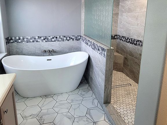 Master Bath: Tub & Shower