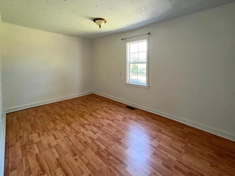 526 Embassy Dr — Photo 10