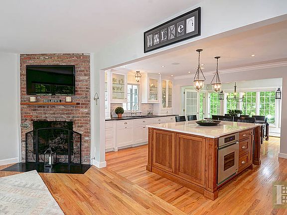 3rd image of 98 Winfield Ln