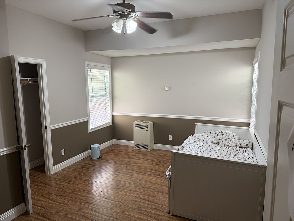 1st image of 165 Chestnut St Room 3