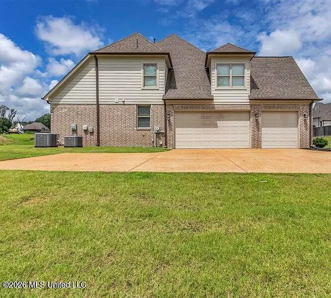 5 bed, 3.0 bath, 3031 sqft, $3,200 — Photo 2
