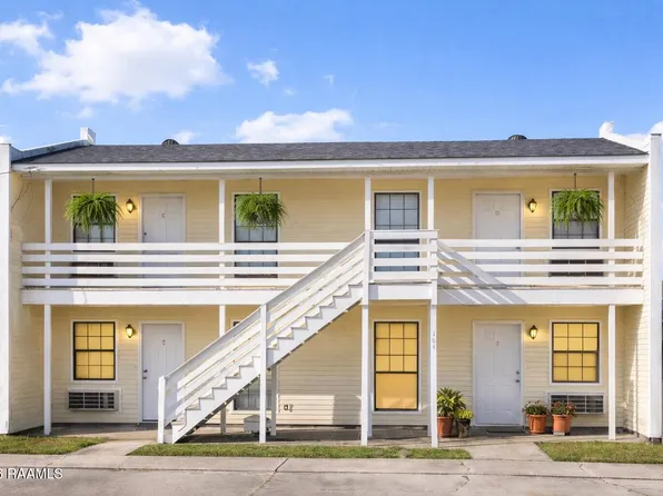 104 Briarcliff Dr, Youngsville, LA 70592