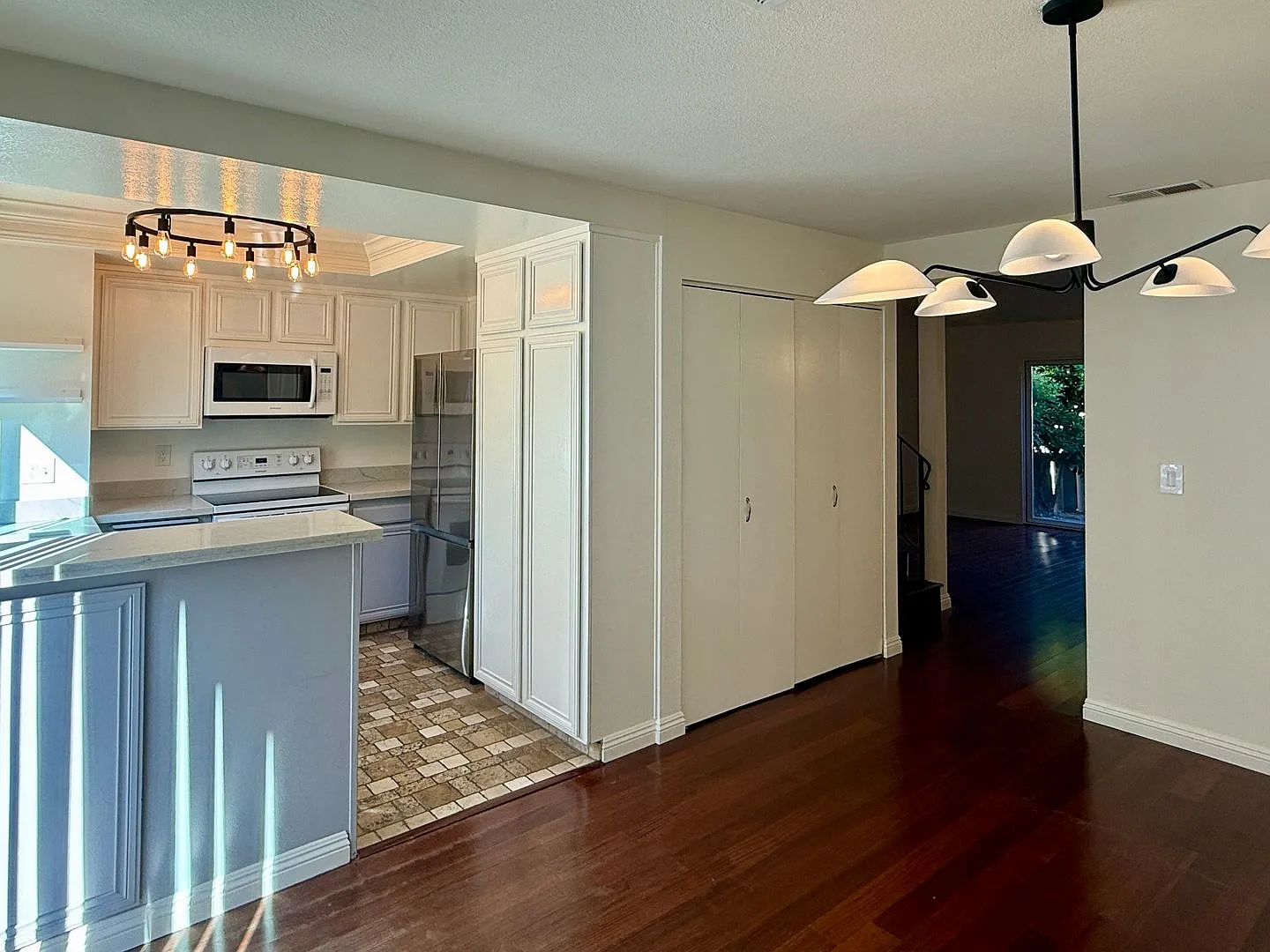 Beautiful 1 Bedroom, 1 Bathroom Townhouse in Franciscan Gardens Community — Photo 3