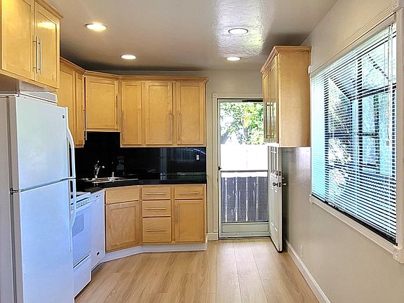 3rd image of 10111 Craft Dr