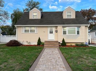 3238 4th St, Oceanside, NY 11572