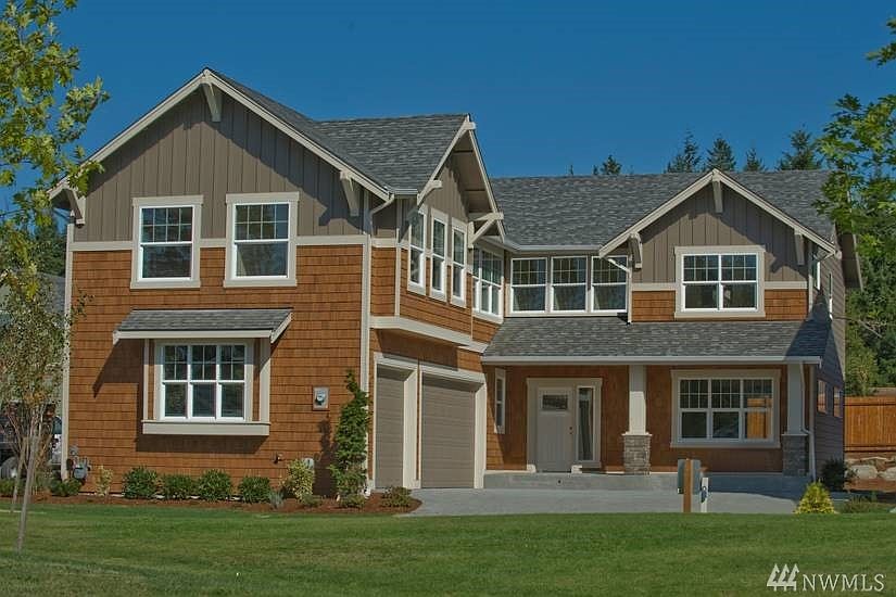 Classic John Day Homes, located on a beautiful and convenient downtown Mercer Island lot.  Walking distance to all of the great 