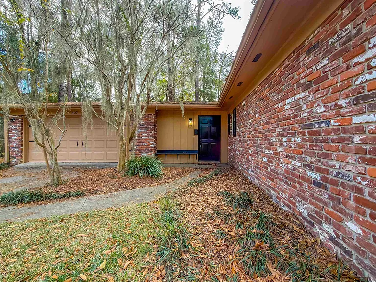 307 Sweetbriar Dr — Photo 3