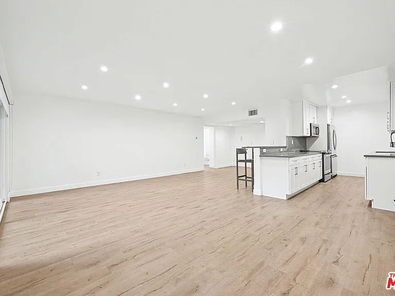 136 S Palm Dr #103 — Photo 5