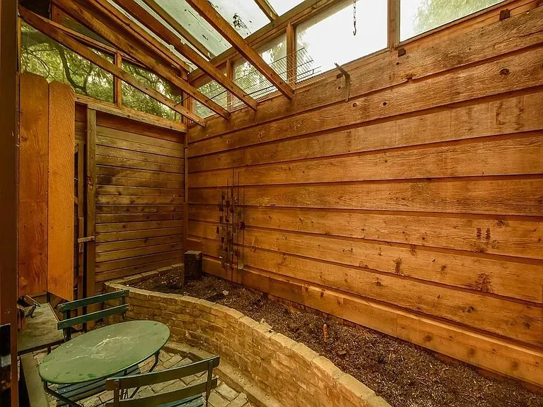 800 Leonard St — Photo 22
