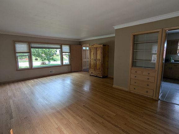 4th image of 8833 W Hawthorne Ave